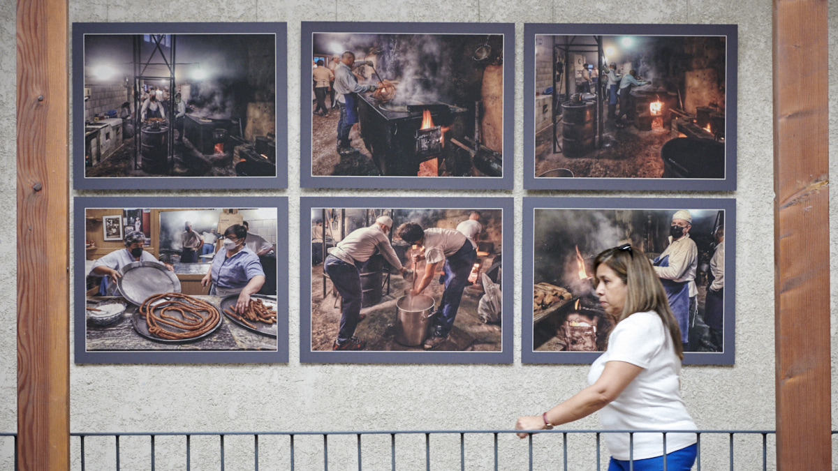 El fotógrafo Pío Guerendiain presenta su nueva exposición 'La fragua de Vulcano (Churrería La Mañueta)’. PABLO LASAOSA