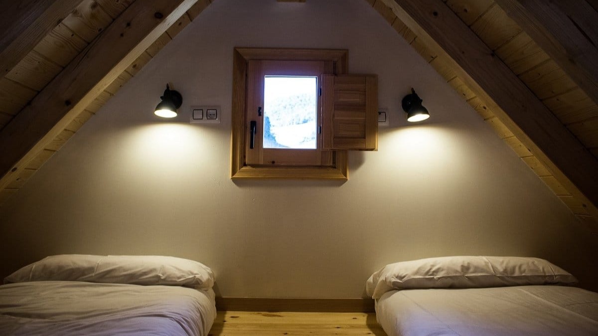 Interior de una cabaña glamping en el Camping Izarpe. Foto: TripAdvisor.