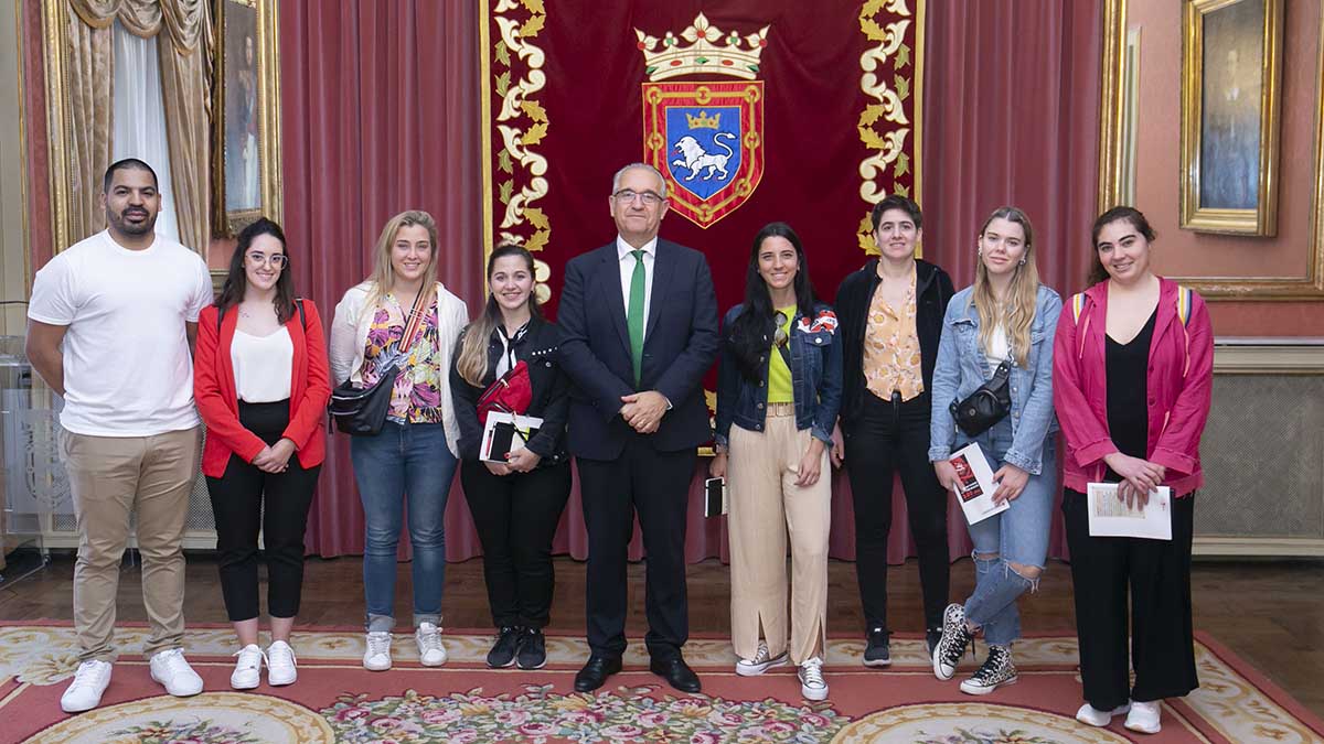 La visita de los representantes de los grupos pretende reafirmar la relación de los descendientes con su tierra de origen. AYUNTAMIENTO DE PAMPLONA