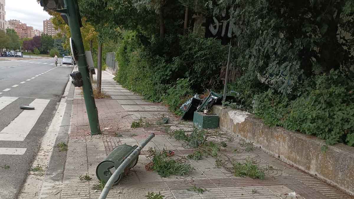 Una excavadora arrancó de cuajo la caja de registro de un grupo semafórico, un báculo y un semáforo en la calle Sadar. POLICÍA MUNICIPAL DE PAMPLONA