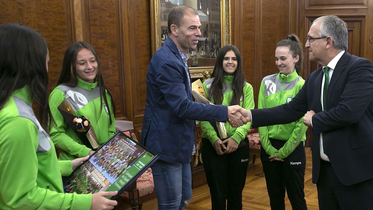 El alcalde de Pamplona recibe a una representación de los equipos femeninos de balonmano de las categorías infantil y cadete de Helvetia Anaitasuna. AYUNTAMIENTO DE PAMPLONA