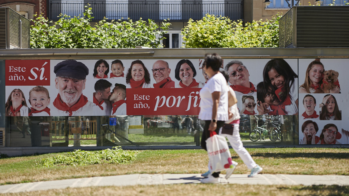 El alcalde, Enrique Maya, presenta la campaña de fotografías populares 'Este año sí, este año por fin ¡vívelos!', en la que la imagen de medio millar de pamploneses y pamplonesas decorará la ciudad durante las fiestas de San Fermín en carteles, lonas y edículos colocados en distintos puntos de Pamplona. PABLO LASAOSA