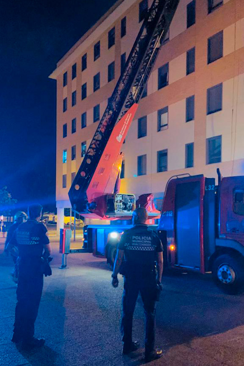 Los Bomberos tuvieron que acceder a la terraza y apagar la barbacoa. POLICÍA MUNICIPAL DE PAMPLONA