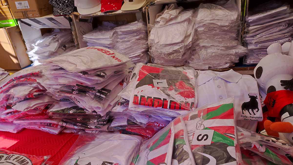 Han vuelto a Pamplona los puestos ambulantes tras dos años de parón por la pandemia. ANA BELÉN POZA