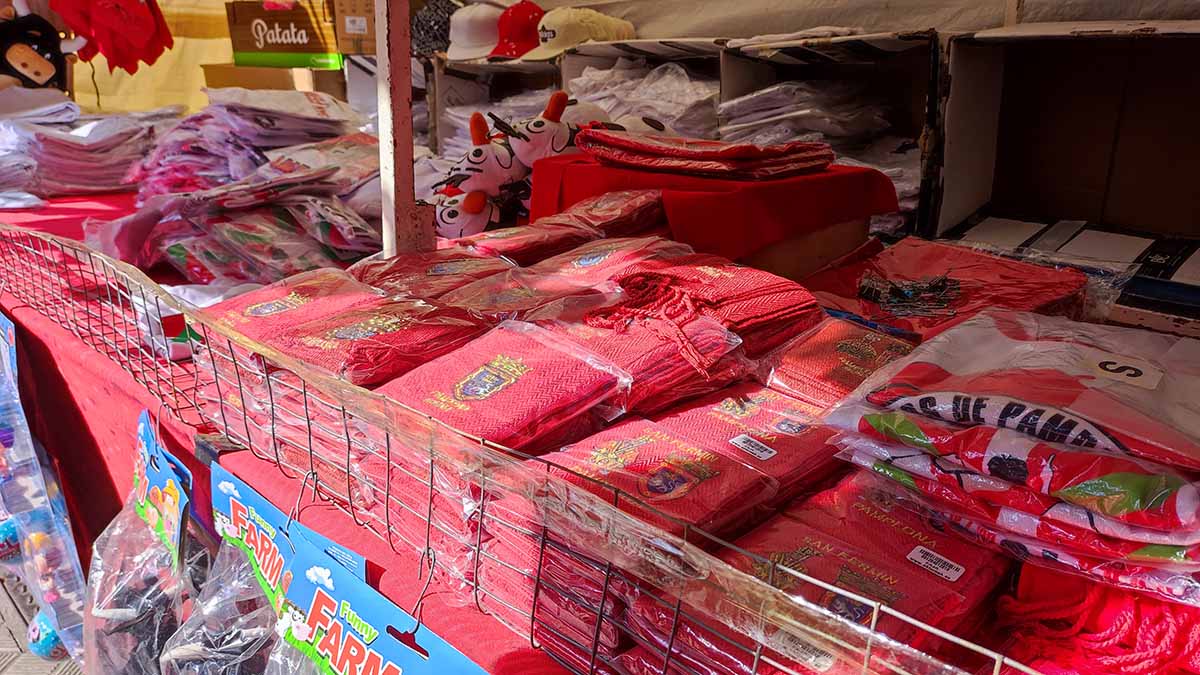 Han vuelto a Pamplona los puestos ambulantes tras dos años de parón por la pandemia. ANA BELÉN POZA