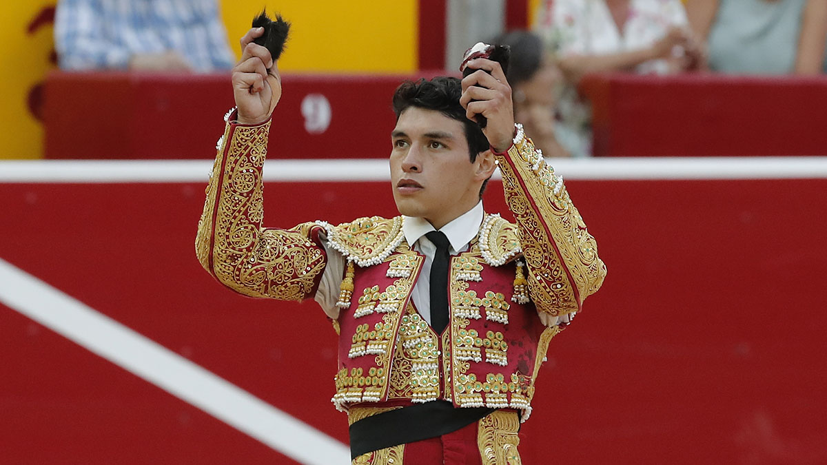 El novillero Isaac Fonseca saluda al tendido al termino de la faena a su segundo de la tarde con el que ha sido premiado con las dos orejas en la novillada que con toros de la ganadería de Pincha de Lodosa se esta celebrando en el coso pamplonés. EFE/ Villar Lopez