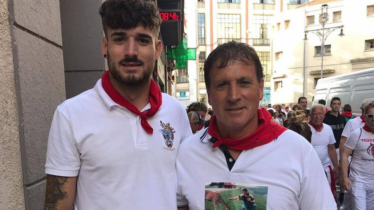 Eder y Mariano Jiménez, hijo y padre respectivamente, corren juntos los encierros de San Fermín en Santo Domingo. CEDIDA