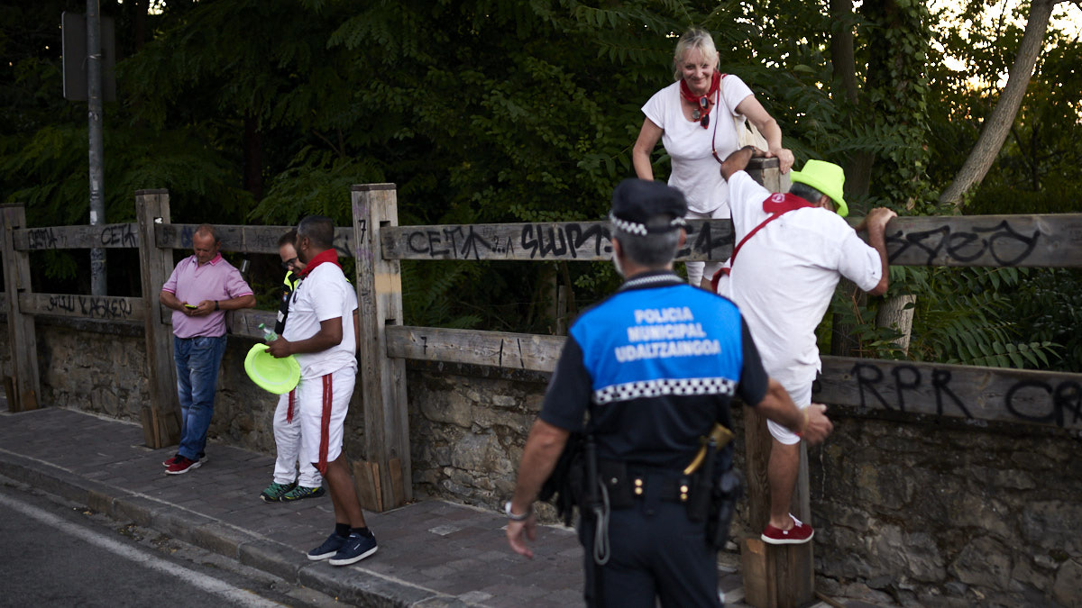 Juan Castro, el encargado de tocar la corneta al terminar el encierrillo de San Fermín. PABLO LASAOSA