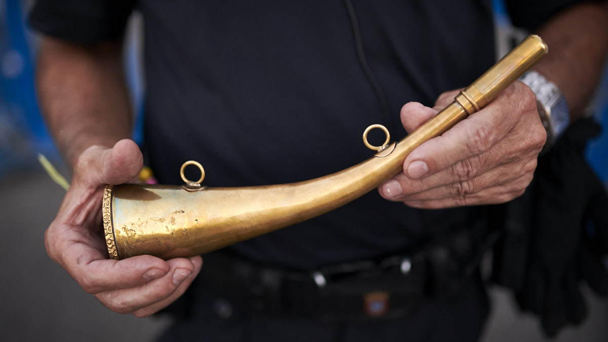 Juan Castro, el encargado de tocar la corneta al terminar el encierrillo de San Fermín. PABLO LASAOSA