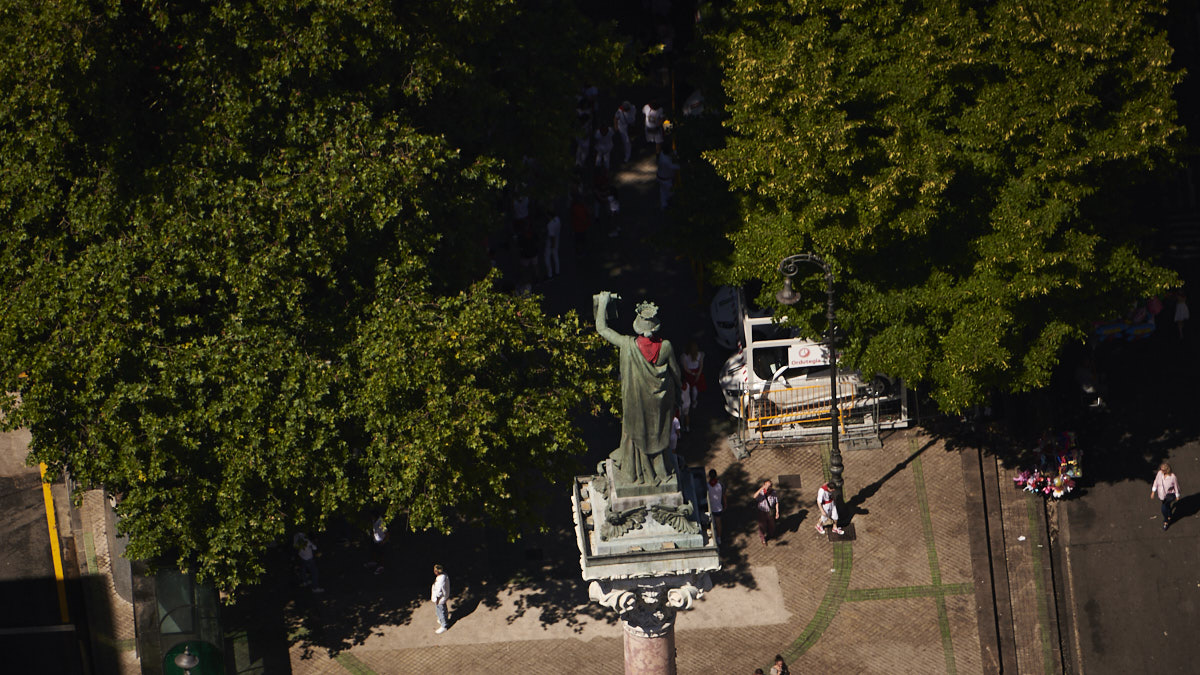 Vista aérea de la estátua de los Fueros durante una mañana de San Fermín 2022. PABLO LASAOSA