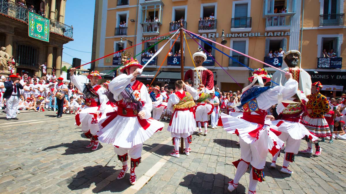 La Comparsa de Gigantes se despide de los más pequeños en el último día de San Fermín 2022. ALEJANDRO VELASCO