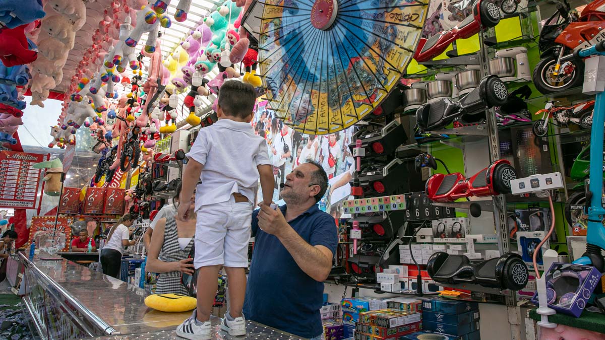 Los riojanos de la Tómbola Antojitos en su puesto de las barracas en Pamplona durante San Fermín 2022. MAITE H. MATEO