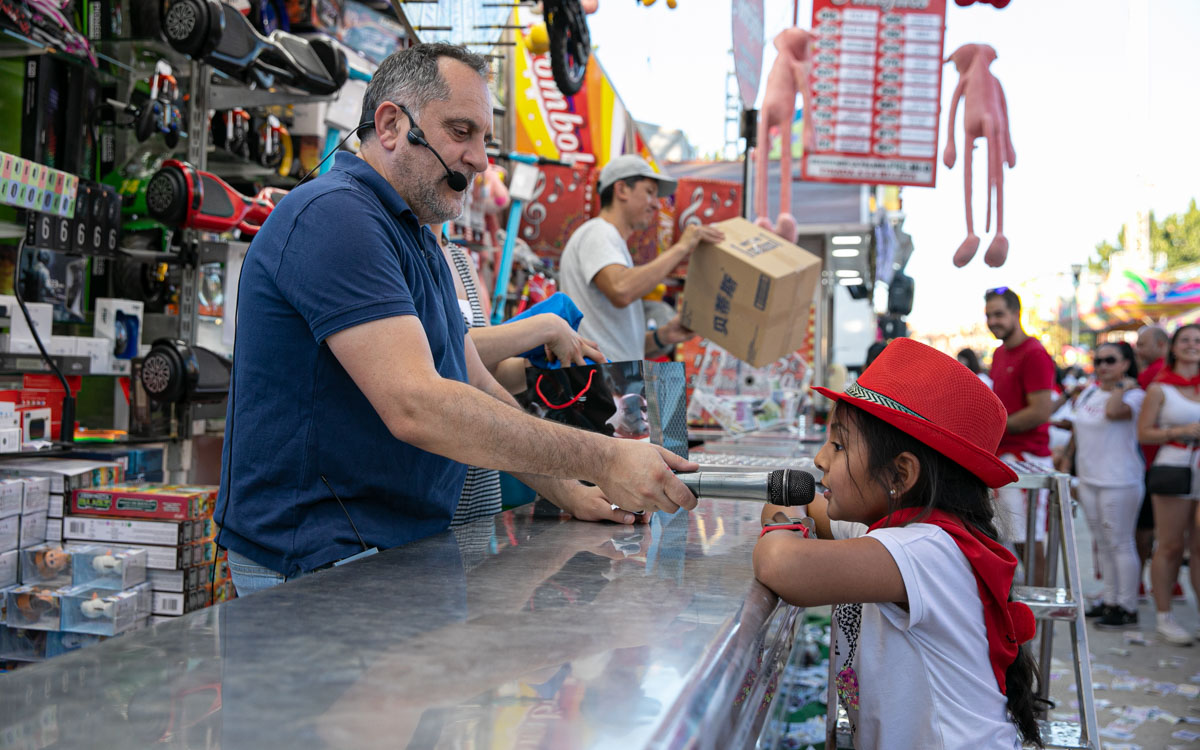 Los riojanos de la Tómbola Antojitos en su puesto de las barracas en Pamplona durante San Fermín 2022. MAITE H. MATEO