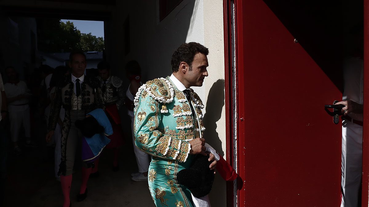 El diestro Antonio Ferrera se dispone a entrar en la capilla de la Plaza de Toros de Pamplona antes de enfrentarse a los seis toros de la ganadería sevillana de Miura en la novena y última de abono de la Feria del Toro de los Sanfermines 2022. EFE/Jesús Diges