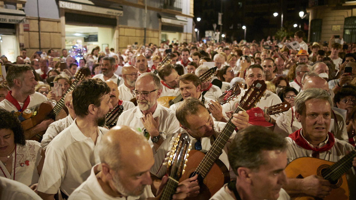 Pobre de mí de San Fermín 2022 en la Plaza del Concejo con la Cofradía de San Saturnino. PABLO LASAOSA