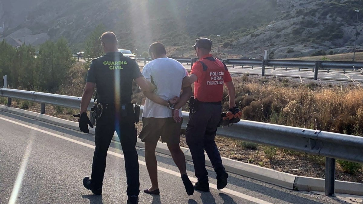 La Policía Foral y la Guardia Civil procedieron a la detención de 3 franceses de origen magrebí que viajaban con una furgoneta cargada de droga.