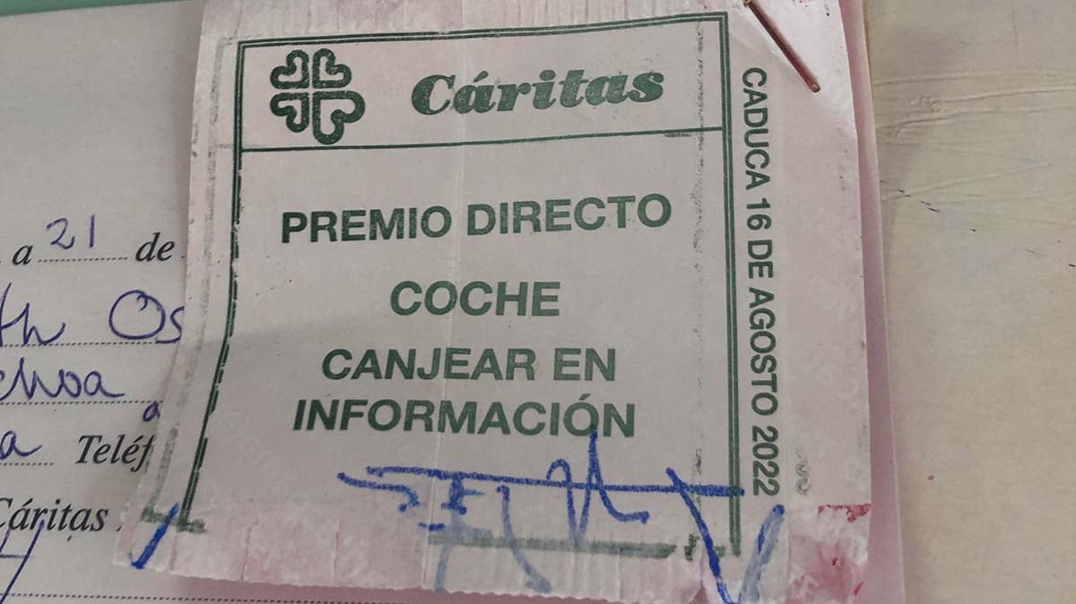 El boleto con el coche de premio directo de la tómbola de Cáritas de San Fermín. CEDIDO