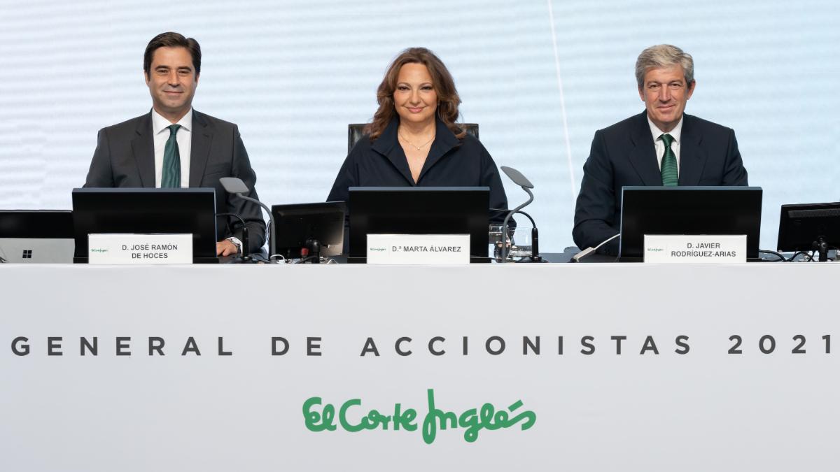 De izquierda a derecha, José Ramón de Hoces, Marta Álvarez, y Javier Rodríguez Arias. CEDIDA