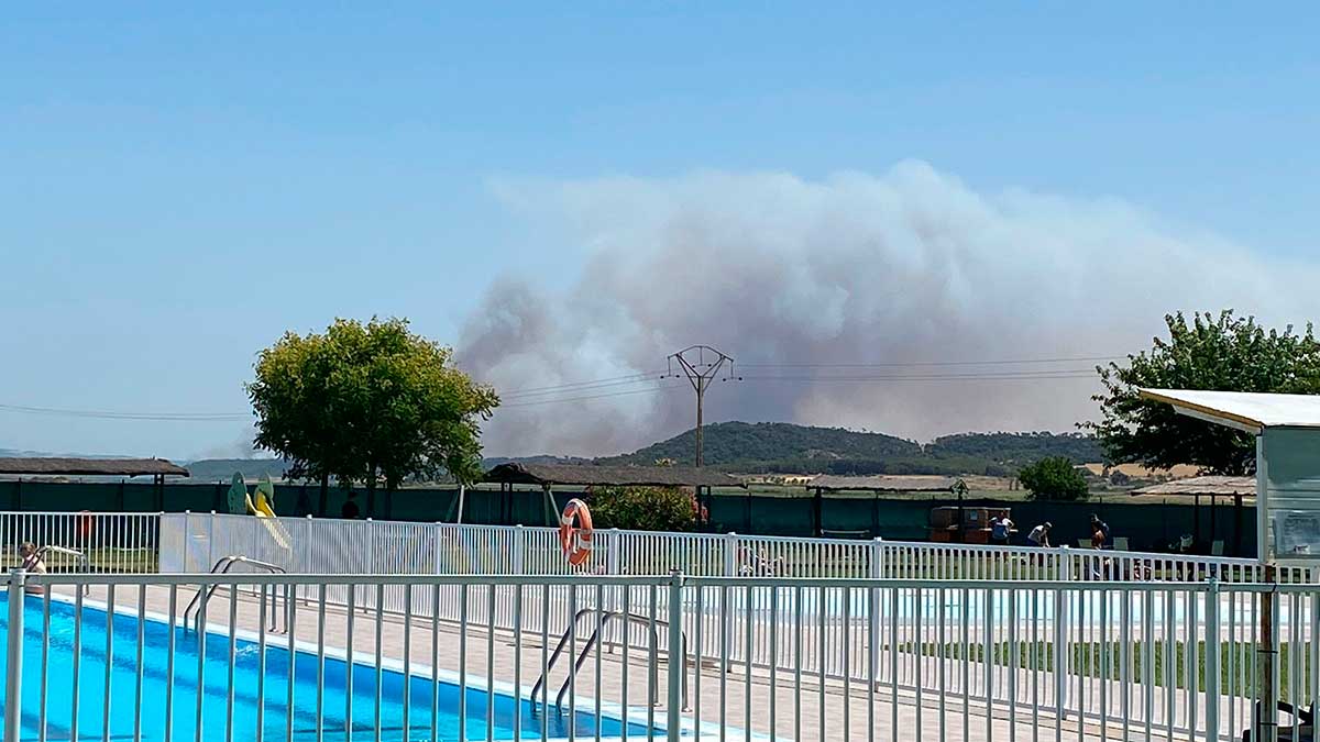 La humareda es visible desde muchas localidades cercanas a Carcastillo, como demuestra esta imagen tomada desde las piscinas de Mélida.