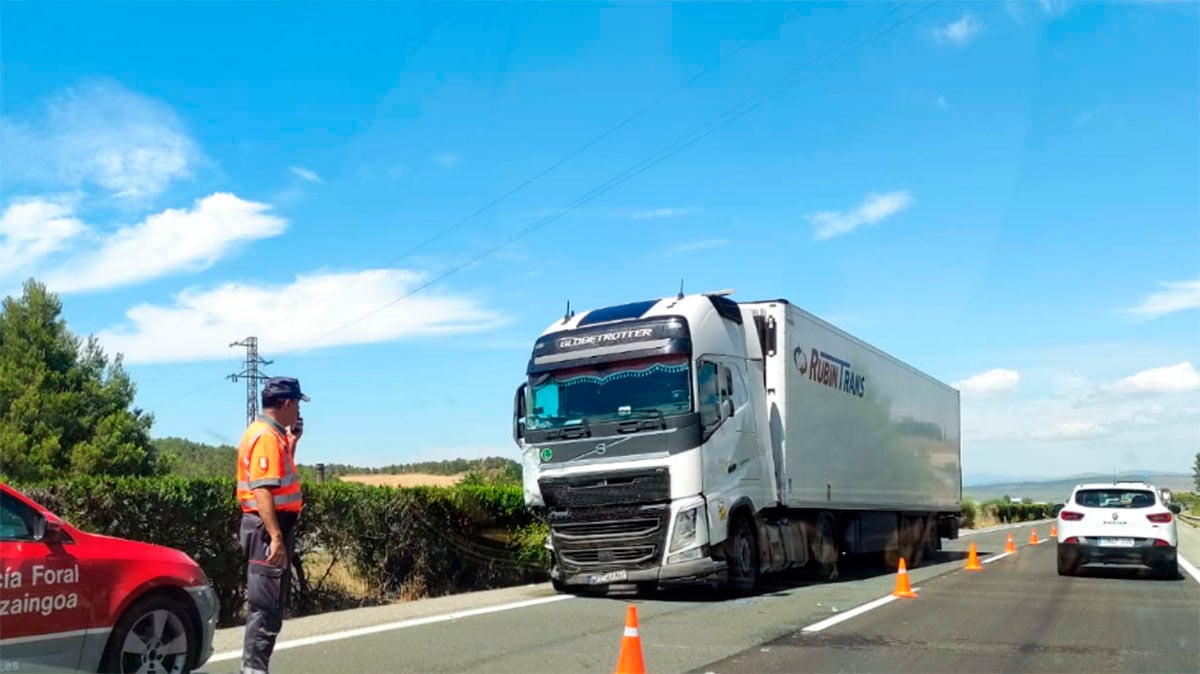 Estado en el que ha quedado el camión que se ha viso involucrada en el accidente de la AP-15. NAVARRA.COM
