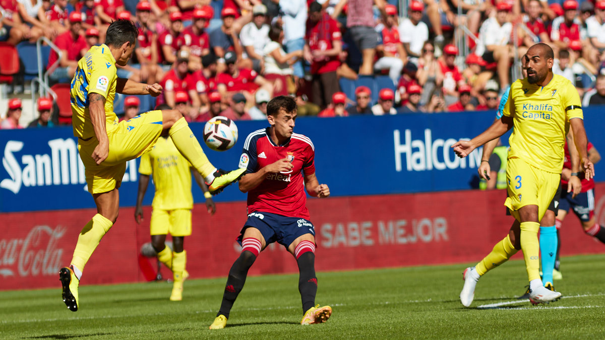 Partido de La Liga Santander entre Osasuna y Cádiz disputado en el estadio de El Sadar. IÑIGO ALZUGARAY