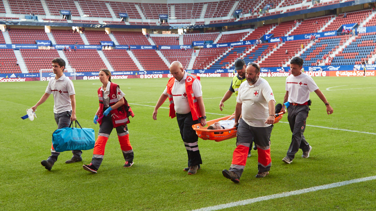 Un joven ha tenido que ser atendido por los sanitarios tras el final del partido de La Liga Santander entre Osasuna y Cádiz disputado en el estadio de El Sadar. IÑIGO ALZUGARAY