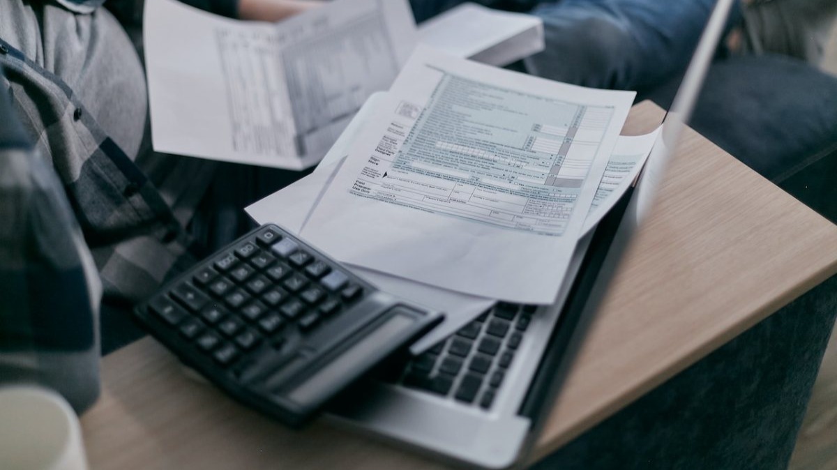 Fijar un presupuesto máximo te ayudará a ahorrar en la vuelta al cole. Foto: pexels.