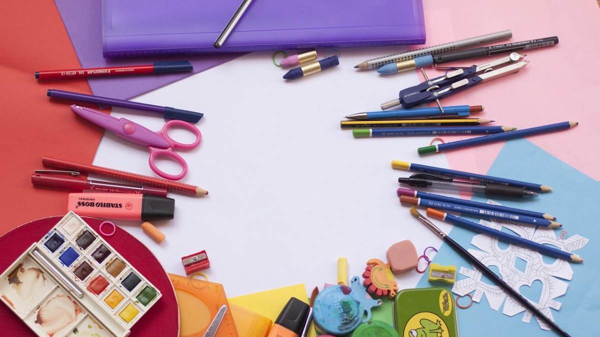 Compara precios del material escolar para ahorrar en la vuelta al cole. Foto: pexels.