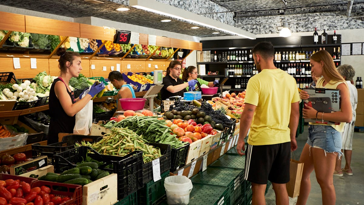 Frutería ‘De Aquí’ en la calle Esquiroz 22 de Pamplona. PABLO LASAOSA