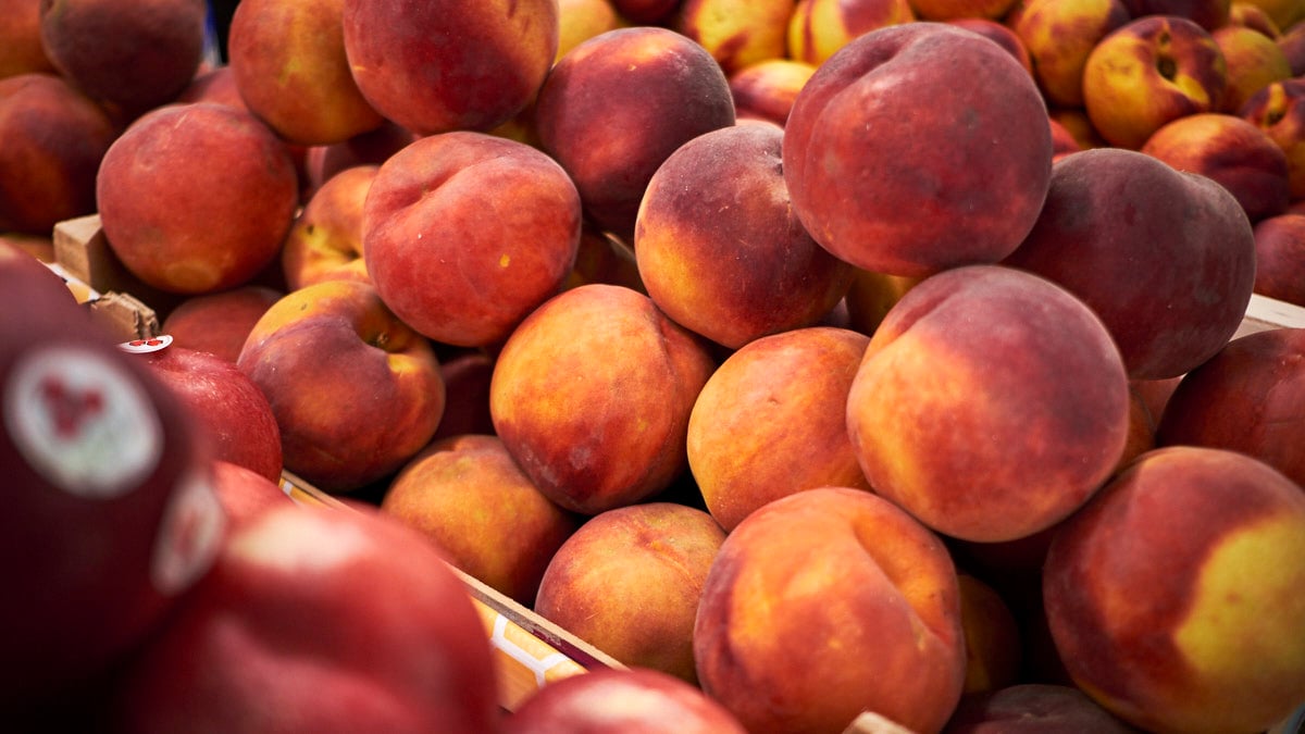 Frutería ‘De Aquí’ en la calle Esquiroz 22 de Pamplona. PABLO LASAOSA