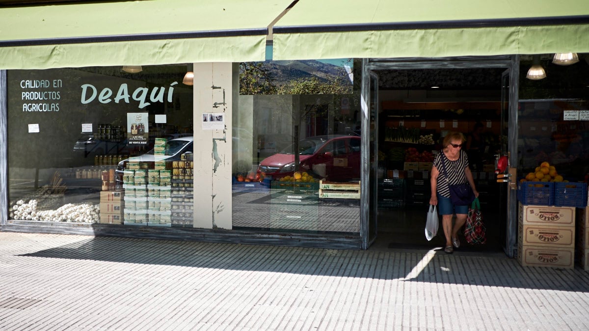 Frutería ‘De Aquí’ en la calle Esquiroz 22 de Pamplona. PABLO LASAOSA