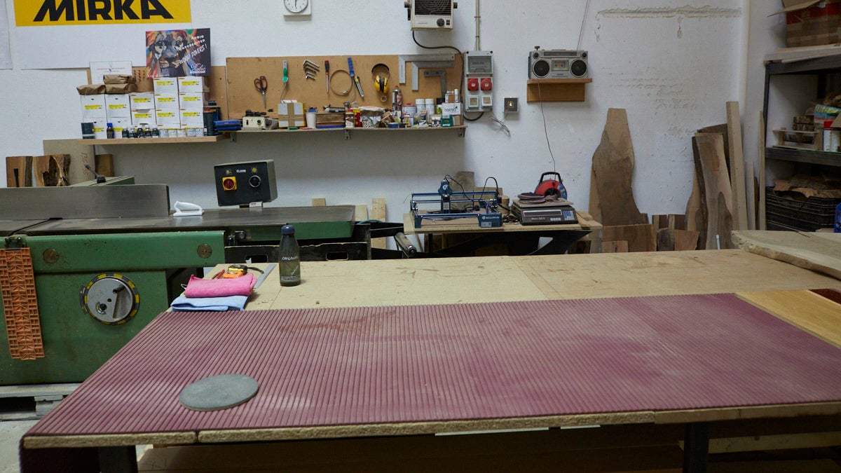 Taller 'Berriwood Arte&Madera" de Iosu Redondo en el Polígono de Multiva Baja. IÑIGO ALZUGARAY