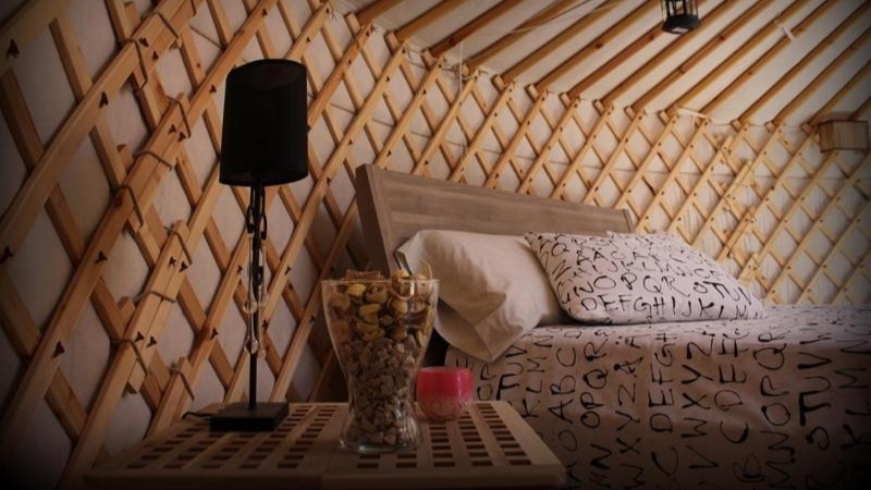 Así es el interior de una de las yurtas mongolas de Campo de Reyes. Foto: Booking.