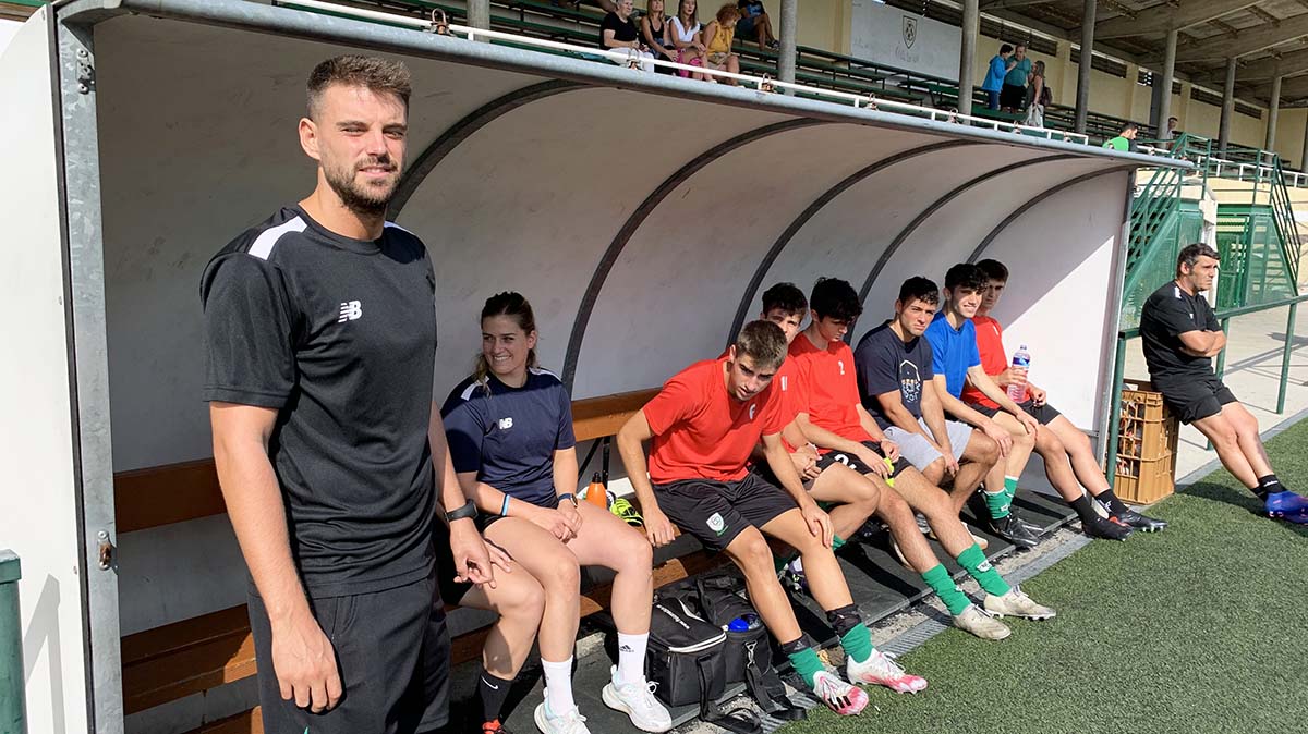 Haitz Amunarriz de pie junto al banquillo del Oberena. Navarra.com