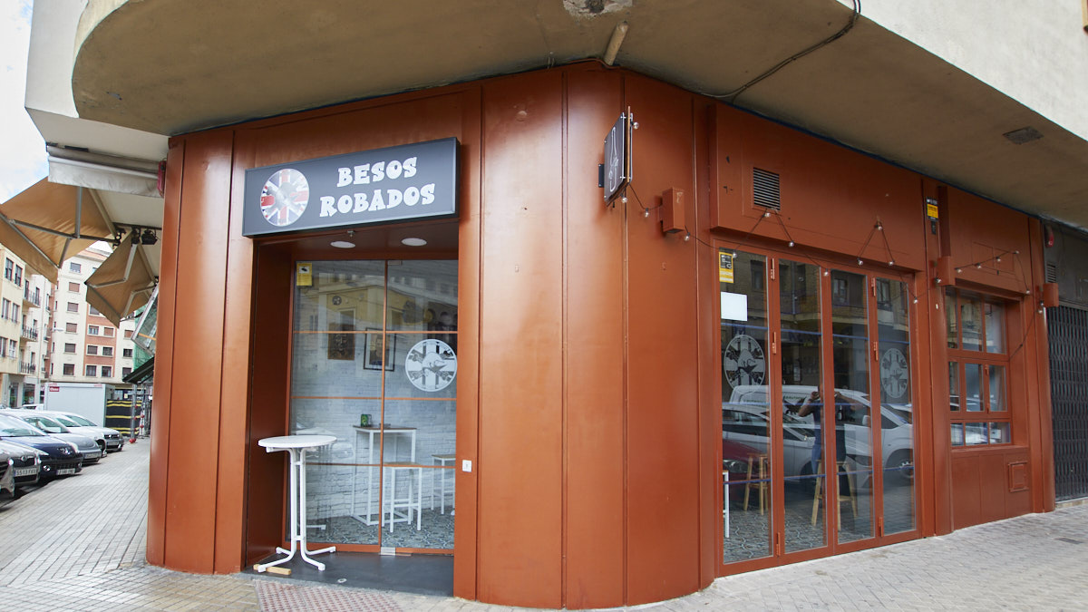 Bar Besos Robados, en la calle Navarro Villoslada 14 de Pamplona. IÑIGO ALZUGARAY