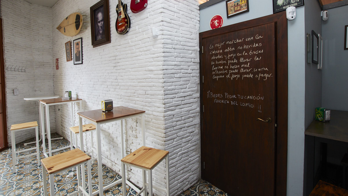 Bar Besos Robados, en la calle Navarro Villoslada 14 de Pamplona. IÑIGO ALZUGARAY