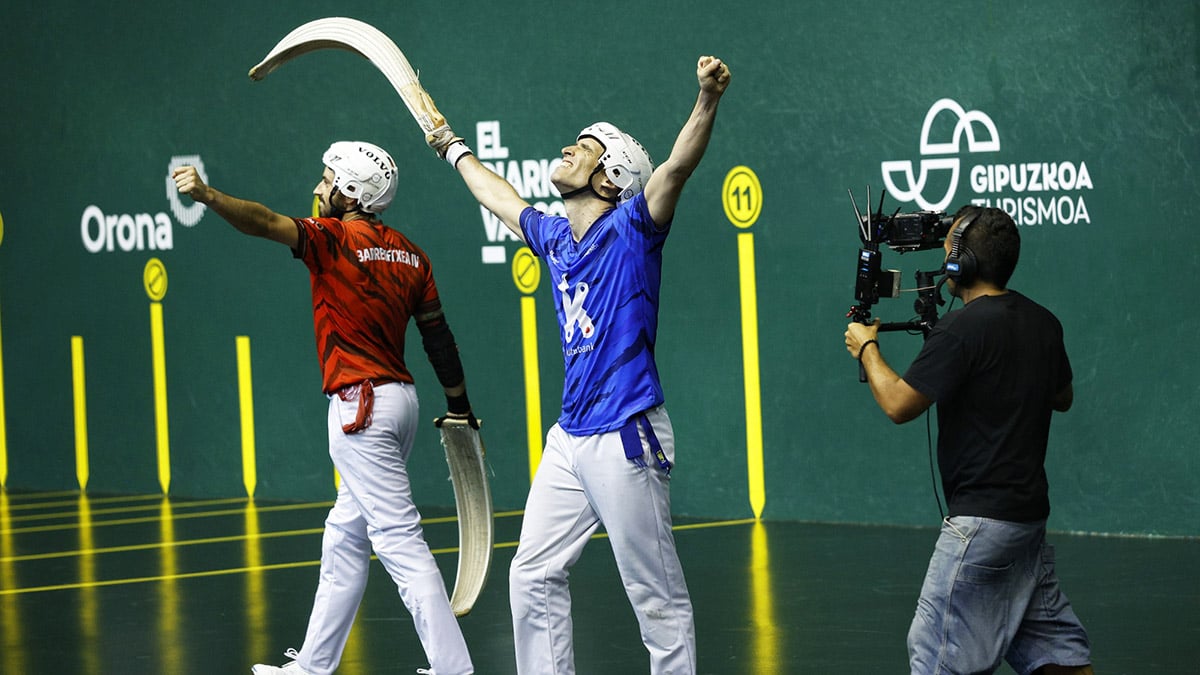 El pamplonés Javier Urriza celebra su txapela individual ante Barrenetxea en Galarreta. Maialen Andrés.