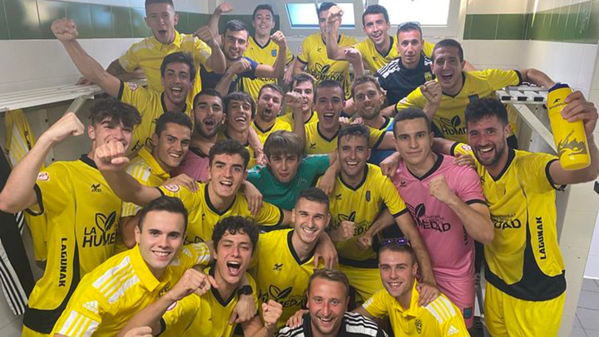 Los jugadores del Lagunak celebran la victoria sobre el Subiza. Facebook Lagunak Footlag.