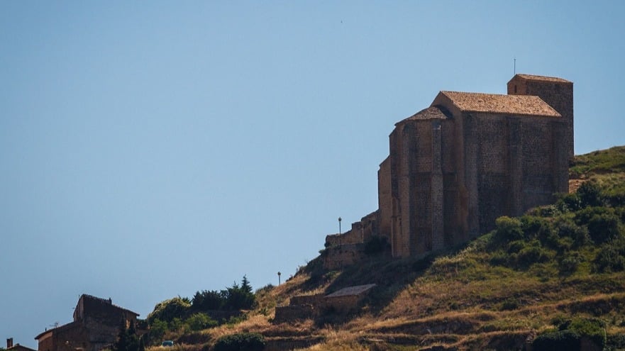 Vista del exterior de la Iglesia de San Salvador. Foto: Ayuntamiento de Gallipienzo.