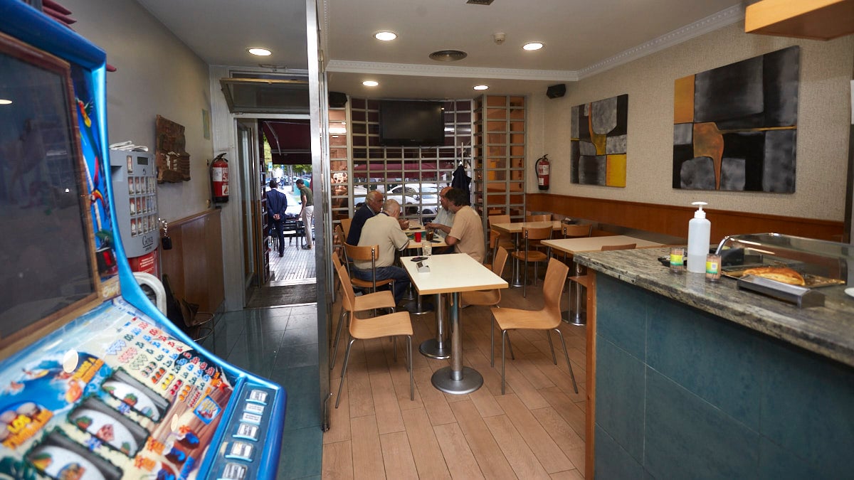 Bar Montblanc, en la avenida Sancho el Fuerte 20 de Pamplona. IÑIGO ALZUGARAY