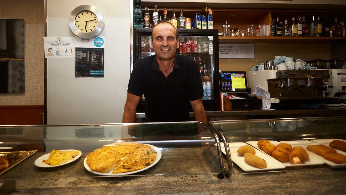 Bar Montblanc, en la avenida Sancho el Fuerte 20 de Pamplona. IÑIGO ALZUGARAY