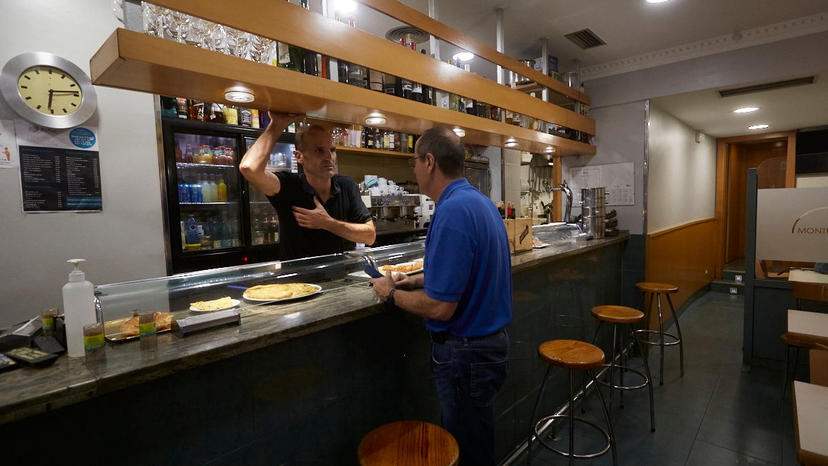 Bar Montblanc, en la avenida Sancho el Fuerte 20 de Pamplona. IÑIGO ALZUGARAY