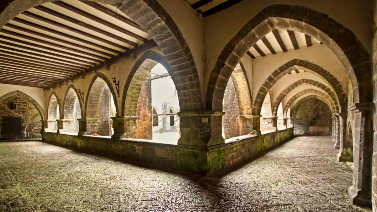 Interior del claustro de la Real Colegiata de Santa María.