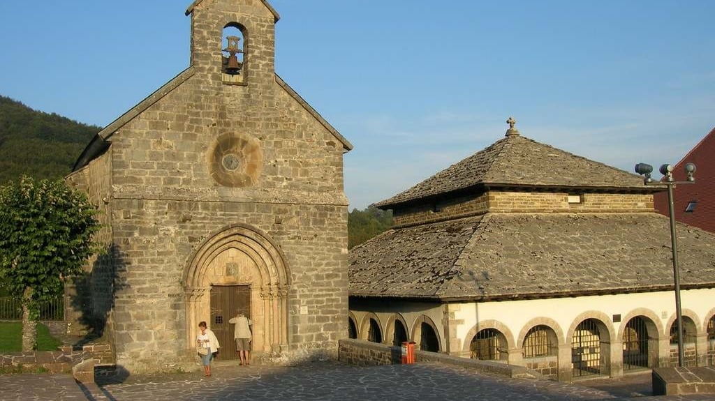 Vista exterior de la capilla de Santiago, en Roncesvalles.