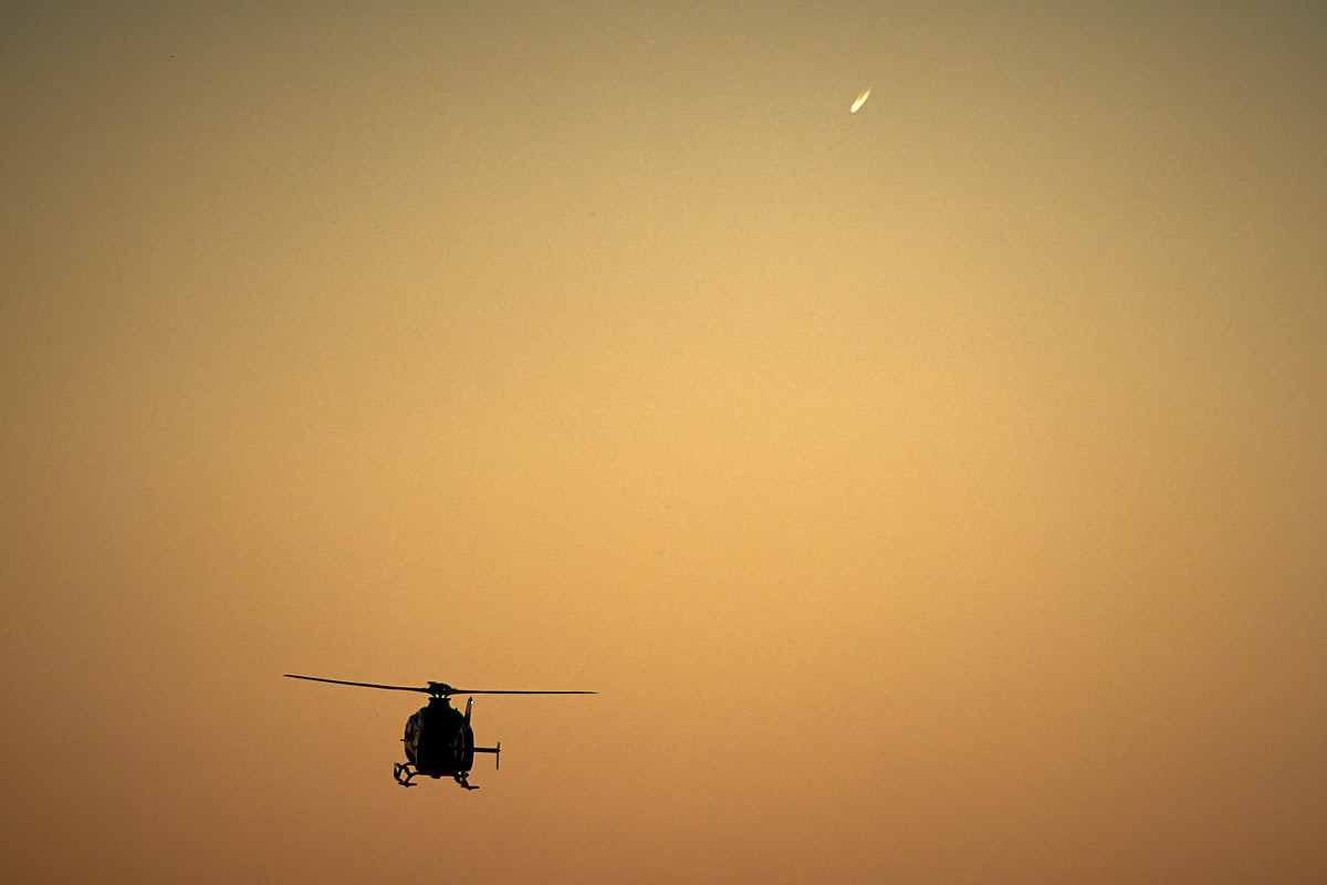 Medios aéreos tratan de apagar un incendio forestal en el monte San Cristobal. PABLO LASAOSA