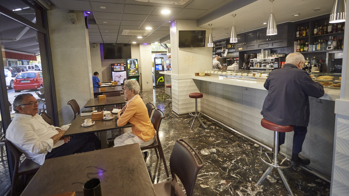 Cafetería Via Veneto en la calle Padre Barace de Pamplona. IÑIGO ALZUGARAY