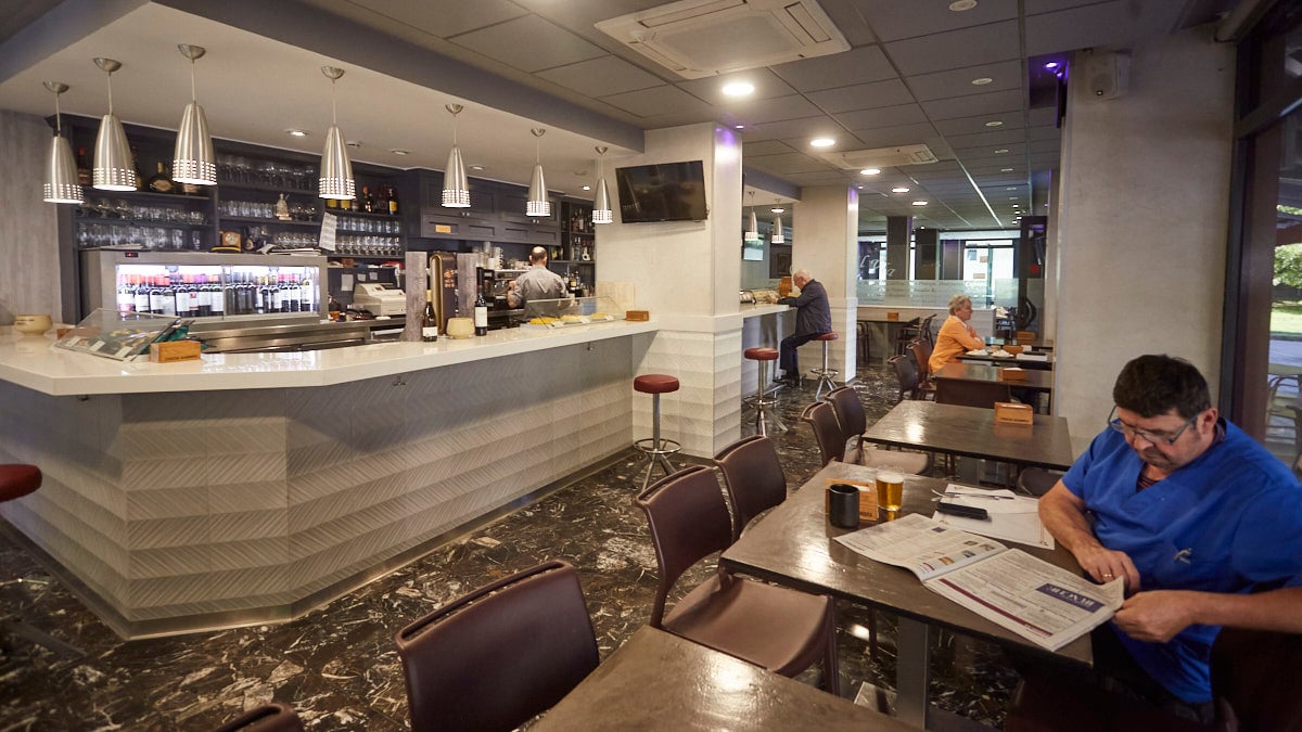 Cafetería Via Veneto en la calle Padre Barace de Pamplona. IÑIGO ALZUGARAY