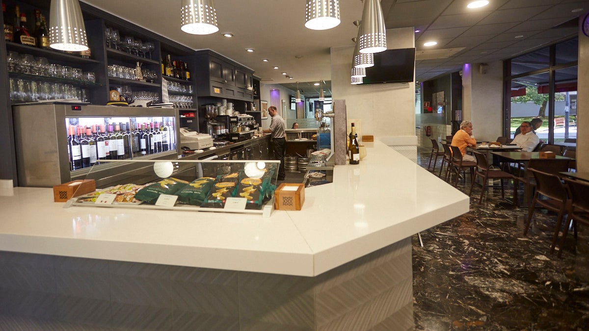 Cafetería Via Veneto en la calle Padre Barace de Pamplona. IÑIGO ALZUGARAY