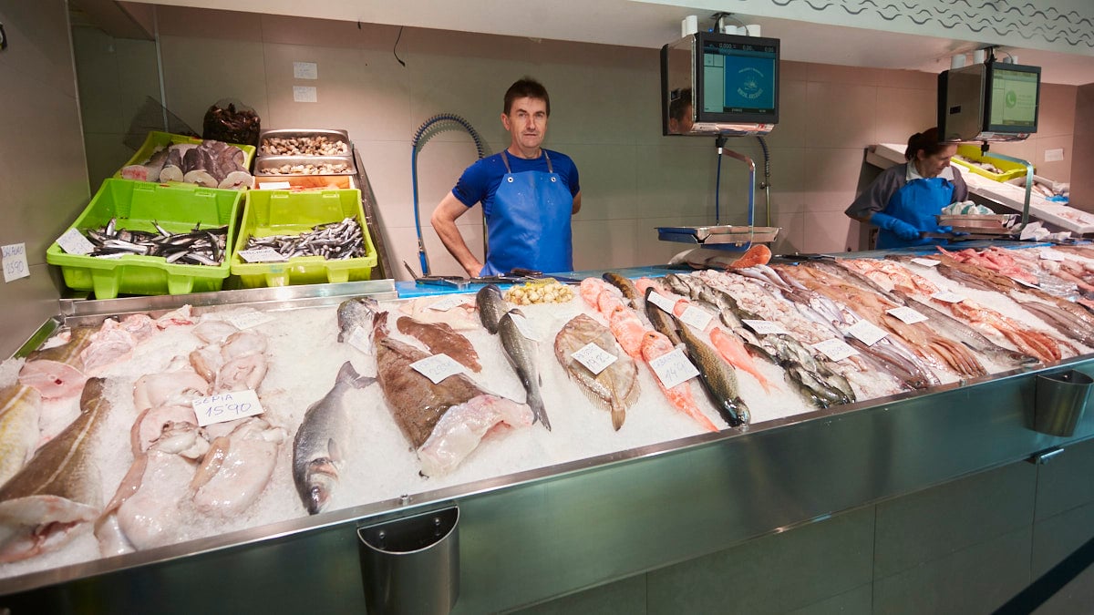 Pescados y mariscos Hnos. Arlegui en la calle Abejeras de Pamplona. IÑIGO ALZUGARAY