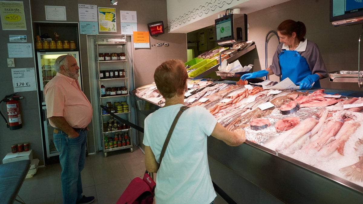Pescados y mariscos Hnos. Arlegui en la calle Abejeras de Pamplona. IÑIGO ALZUGARAY